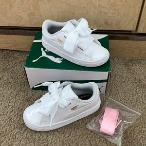 GIRLS WHITE PUMAS
